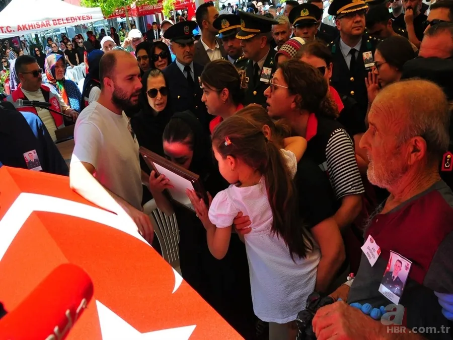 Türkiye şehitlerini uğurladı! İşte kahraman babalar ve kızları... "Bu çiçekleri sana topladım baba" 10
