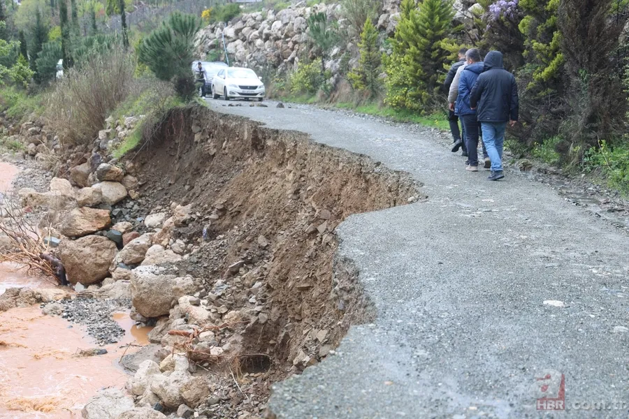 Hatay'da aşırı yağış sebebiyle köprü yıkıldı, yol çöktü 6