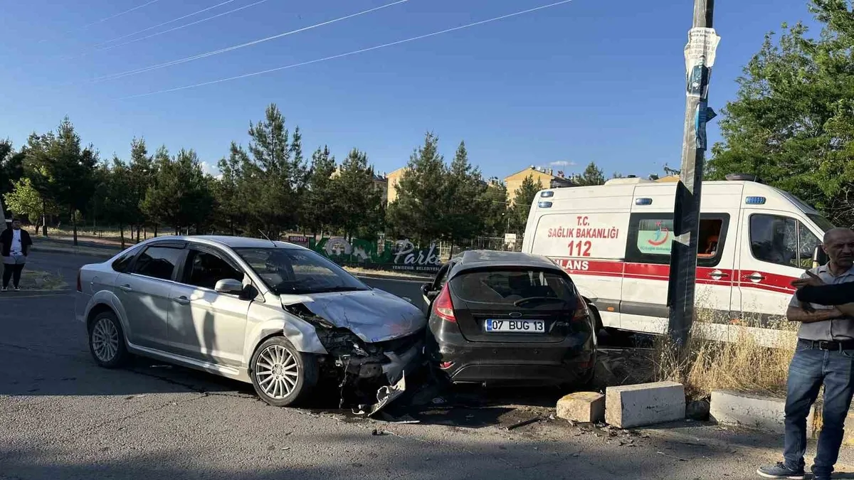 Diyarbakır'da 2 otomobil çarpıştı: 7 yaralı