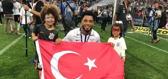 Kazım Kazım şampiyonluğu Türk bayrağı ile kutladı