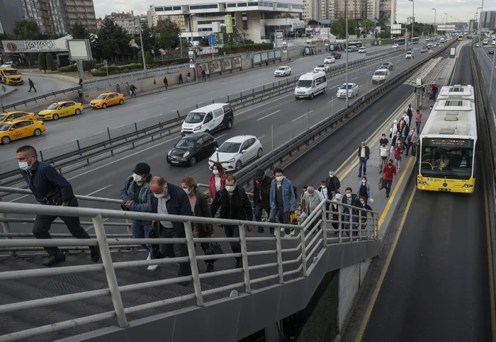 Son dakika: İstanbul'da "kademeli normalleşme"nin ikinci gününde trafik yoğunluğu yaşanıyor - 4