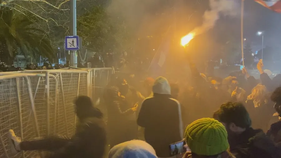 chpnin-sarachanedeki-mitinginde-polis-barikatina-saldiri-2-tutuklama-1773930034713.jpg CHP’nin Saraçhane’deki mitinginde polis barikatına saldırı: 2 tutuklama - 3