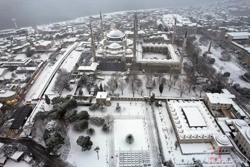İstanbul beyaz örtüyle kaplandı! Ulaşımda aksama | Vali Yerlikaya uyardı: Zorunlu olmadıkça trafiğe çıkmayın 25