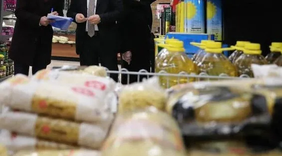 Fırsatçı zincir marketler asgari ücretin açıklamasıyla zam yarışına girdi! Vatandaşlar etiketleri ortaya çıkarttı | Bakan Muş’tan net mesaj