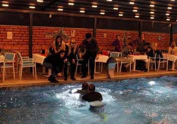 Mustafa Keser depremzedelere moral gecesinde havuza düştü! Neye uğradığını şaşırdı