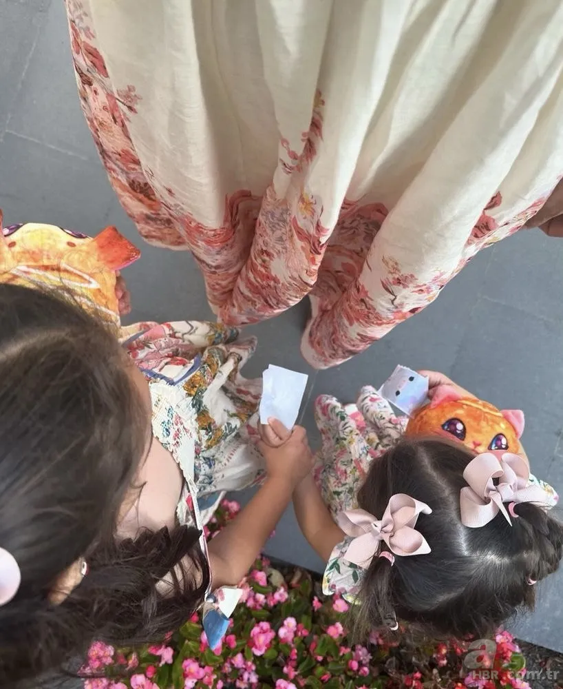 Mesut Özil'in güzel eşi Amine Gülşe annesiyle poz verdi! O fotoğrafa yorum yağdı! Minik kızları... 8