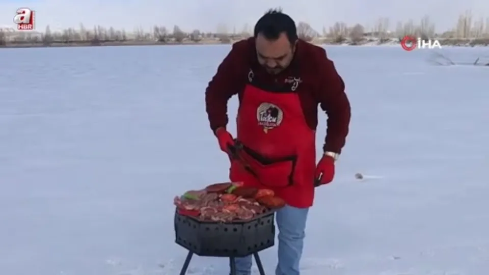 Buzun üzerinde tost yaptı
