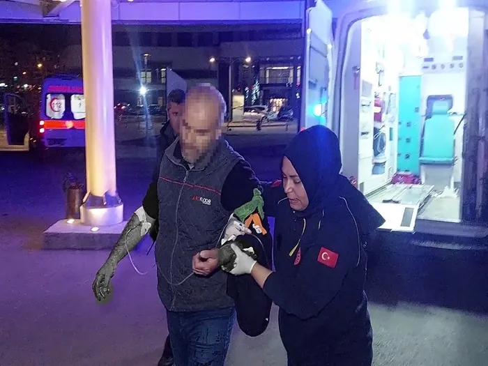 kiz-kacirma-yuzunden-cikan-kavgada-baba-ve-oglu-yaralandi-1762551591501.jpeg Yaralılar, sağlık ekiplerince yapılan ilk müdahalenin ardından hastaneye kaldırıldı (DHA)