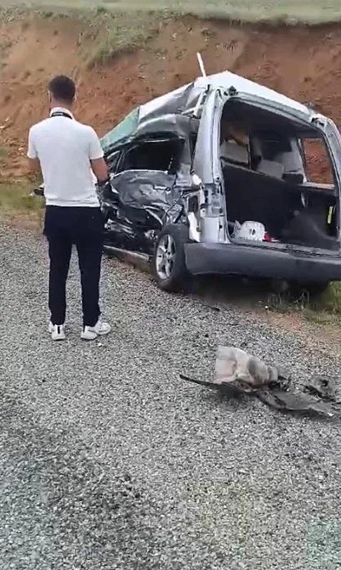 1714566032828.jpg Elazığ'da hafif ticari araçla ambulans çarpıştı! Polis ve sağlık çalışanları yaralandı... - 1