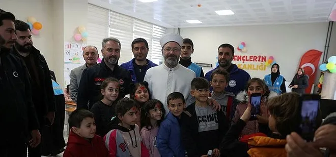 Diyanet İşleri Başkanı Ali Erbaş Hacı Bayram Camii’nde depremzedelerle bir araya geldi