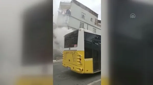 İstanbul'da İETT çilesi! Arızalanan otobüs sokağı dumana boğdu - 1