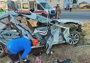 Koyun sürüsünün arasına dalan otomobile kamyon çarptı