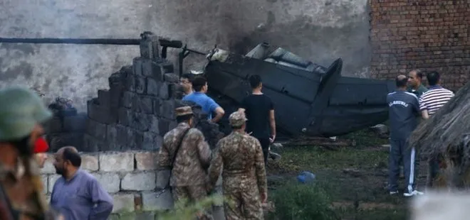Pakistan’da askeri uçak düştü! 22 kişi hayatını kaybetti