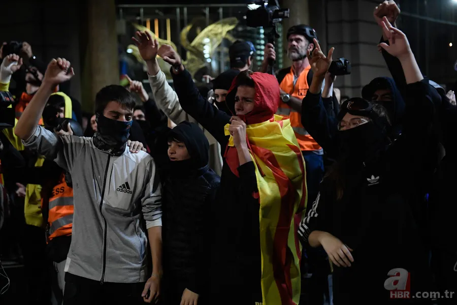 İspanya'da ayrılıkçıların gösterisine polis müdahalesi! Sokaklar savaş alanına döndü 4