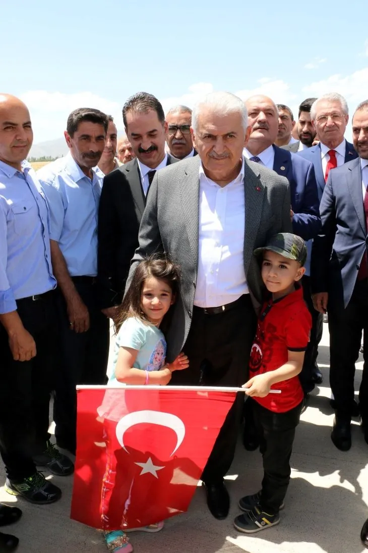 Erzincan'da Binali Yıldırım'a büyük ilgi! Yıldırım'ın yüzlerce hemşehrisiyle tokalaşması 1 saat 8 dakika sürdü 