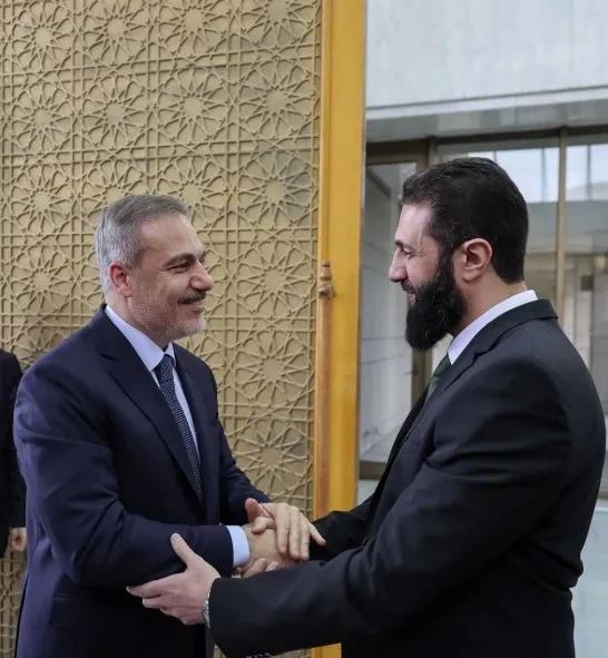 israil-ile-pkkypg-arasinda-ilk-resmi-temas-teror-devletinden-teror-orgutune-tam-destek-1736144557099.jpg Türkiye ışişleri bakanı Hakan Fidan Suriye yeni yönetimi lideri Ahmed El Şara ile ( Arşiv)