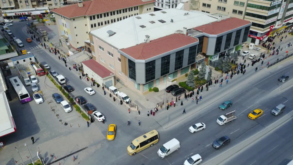 İstanbul'da şoke eden görüntü! Kuyruk metrelerce uzadı