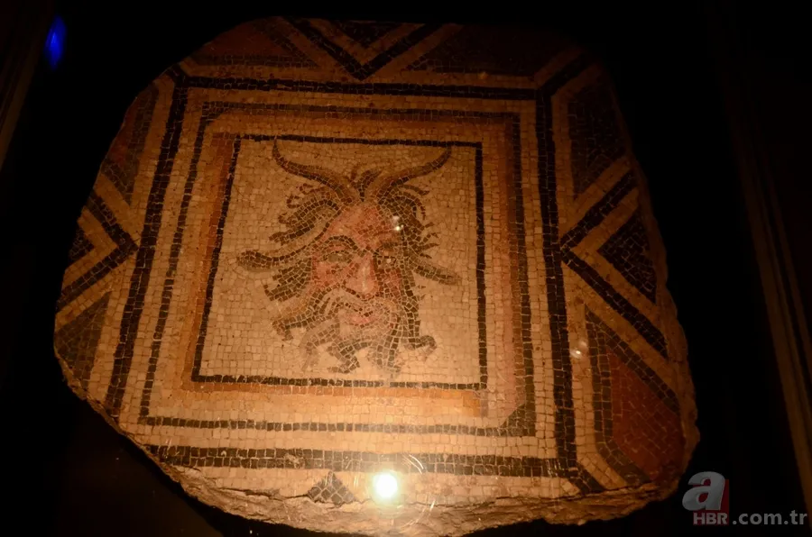 'Çingene Kızı' mozaiği Türkiye'ye getirildi 13