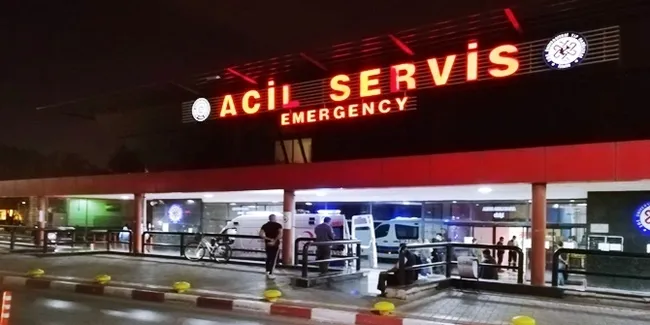 izmirde-otopsiye-gidecek-cenazeyi-karistiran-morg-gorevlisi-polise-keserle-saldirdi-1620975969058.jpg İzmir’de otopsiye gidecek cenazeyi karıştıran morg görevlisi polise keserle saldırdı - 1