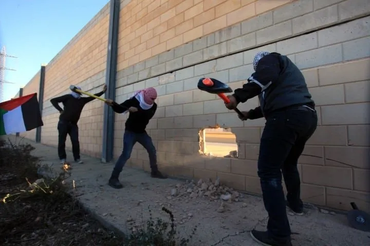 Filistinliler Ayrım Duvarı’nda delik açtı