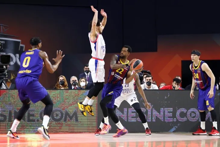 Anadolu Efes’ten tarihi başarı! İspanyol medyası Barcelona’yı yerden yere vurdu: Rüyası cehenneme gönderildi