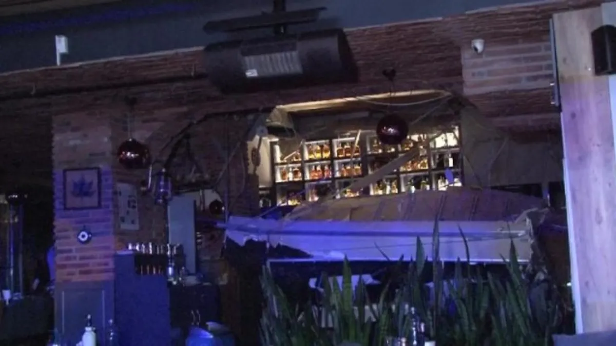 Kadıköy'de restoranda korku dolu anlar! Asma tavan çöktü yaralılar var