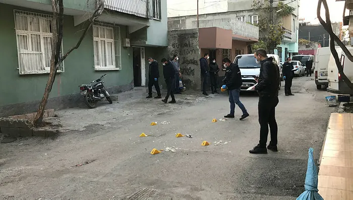 Adana’da sokakta ses bombası patladı - 2