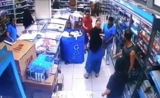 izmirde-kadin-market-personeline-darp-o-anlar-kamerada-1654591361257.jpg İzmir’de kadın market personeline darp! O anlar kamerada - 6