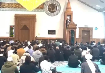 İngiltere'de bayram namazı 3 defa kılındı