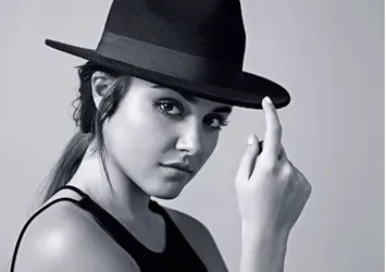Hande Erçel'in yüzüne ne oldu?
