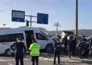 Kütahya'da öğrenci servisi ile TIR çarpıştı