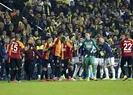 Fenerbahçe - Galatasaray derbisinde kırmızı kartlar havada uçuştu