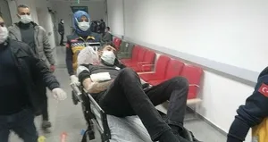 Yarasını unutup sedye üzerinden kameramanı yumrukladı