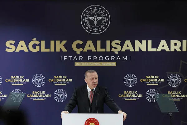 saglikcilarla-iftar-programinda-baskan-erdogandan-onemli-aciklamalar-soz-verdigimiz-tum-projeleri-tam-zamanind-1680888619250.jpg Sağlıkçılarla iftar programında Başkan Erdoğan'dan önemli açıklamalar: Söz verdiğimiz tüm projeleri tam zamanında açacağız - 5