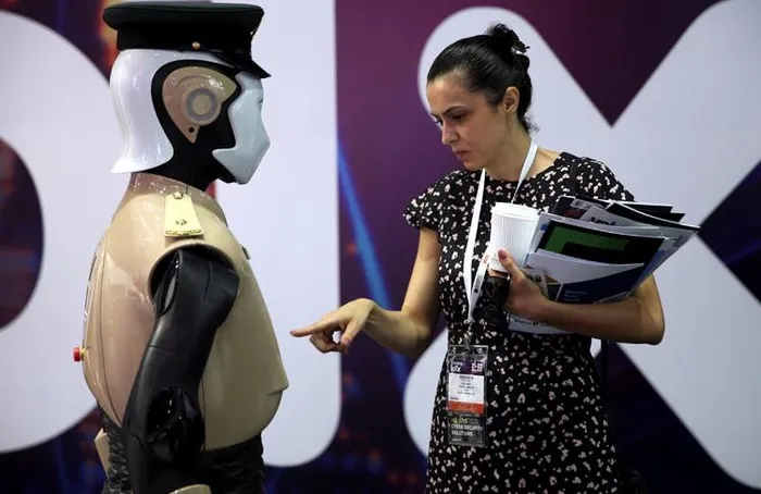 Dubai’nin 'robot polis'leri göreve başladı! - 1