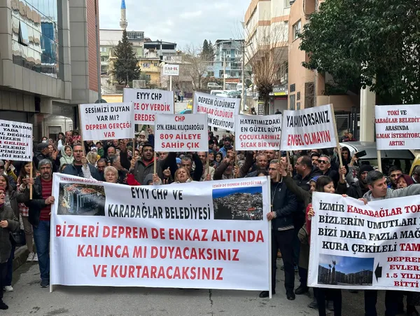 CHP’den İzmir’de TOKİ projesine çelme! Vatandaş CHP’li belediyeyi protesto etti: Enkaz altında kalınca mı sesimizi duyacaksınız?