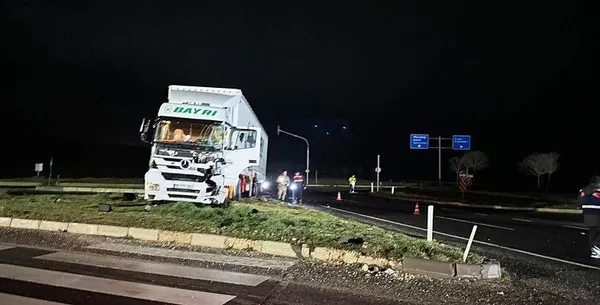 mardinde-ogretmen-ve-ogrencileri-tasiyan-minibus-tirla-carpisti-facia-ucuz-atlatildi-1710040791711.jpeg Mardin'de öğretmen ve öğrencileri taşıyan minibüs TIR'la çarpıştı! Facia ucuz atlatıldı - 1