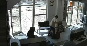 Eczanede dehşet! Defalarca eşini bıçakladı