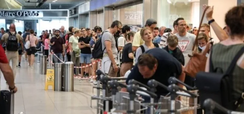 Almanya’da havalimanı krizi büyüyor! Sonu gelmeyen kuyruklarda binlerce insan mağdur
