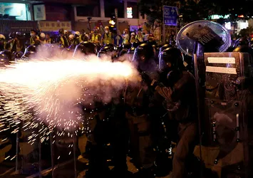 Hong Kong'da sokaklar karıştı!