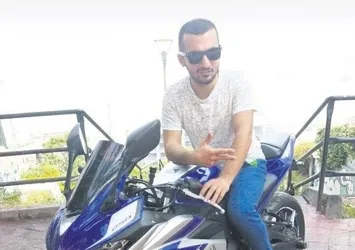 Motosiklet sürücüsü kepçenin dişlisine saplandı