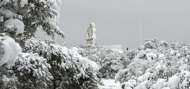 Yunanistan’da kar felaketi: 2 kişi yaşamını yitirdi