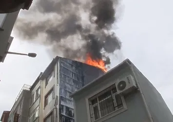 Kibriti söndürmeden çöpe attı 4 katlı bina yandı