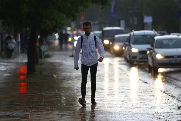 hava-durumu-meteorolojiden-kuvvetli-yagis-uyarisi-yola-cikacaklar-dikkat-bugun-hava-nasil-olacak-2-haziran-2021-1622604982768.jpg Son dakika: HAVA DURUMU! Meteorolojiden peş peşe sağanak ve fırtına uyarısı! İstanbul Ankara İzmir'de hava nasıl olacak? - 14