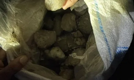 vanda-gokten-buz-kutlesi-dustu-coban-bomba-korkusu-yasadi-1656341061588.jpg Van’da gökten buz kütlesi düştü! Çoban ‘bomba’ korkusu yaşadı - 4