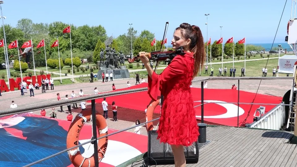 Dünyaca ünlü kemanistten ’sevgi emekti’ şovu