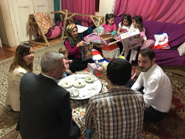 Bakan Berat Albayrak iftarda o ailenin misafiri oldu - 4