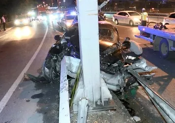 D-100'de feci kaza! Orta refüje çarpan araç hurdaya döndü