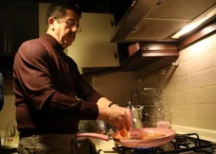 Nihat Zeybekci’den sürpriz! Menemen yaptı Türkülere eşlik etti