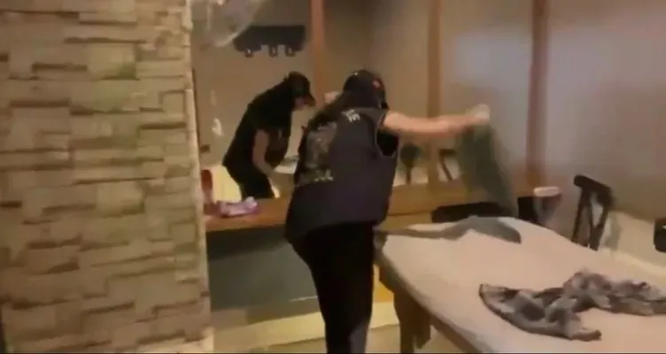 masaj-salonunda-zello-kodlu-fuhus-tuzagi-1790162090667.jpeg Masaj salonunda kirli çark deşifre edildi: "Zello" kodlu fuhuş tuzağı! Telsizli korunma, şifreli kodlar ve korsan taksi! - 2